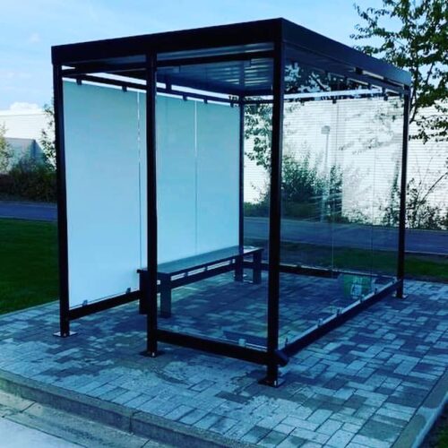 Parkbank Danielle 56 Rookoverkapping Myla met melkglas en zitbank Danielle op bedrijfsterrein